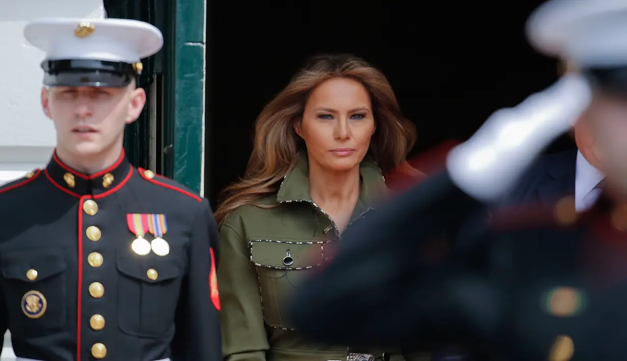Ibu Negara AS, Melania Trump saat menyambut tamu negara di Gedung Putih, Washington, AS, (27/4). Melania mengenakan  jaket untuk atasan dan bawahan dari koleksi spring 2017 Altuzarra. (AFP Photo/Jim Watson)