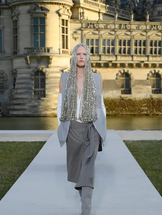 Ideologi dasar couture diperjuangkan, mulai dari keahlian dan kekuatan individunya yang unik. Konsep ini kemudian diterjemahkan menjadi pakaian yang mencerminkan kepekaan kontemporer dan realitas modern. Foto: Document/Valentino.