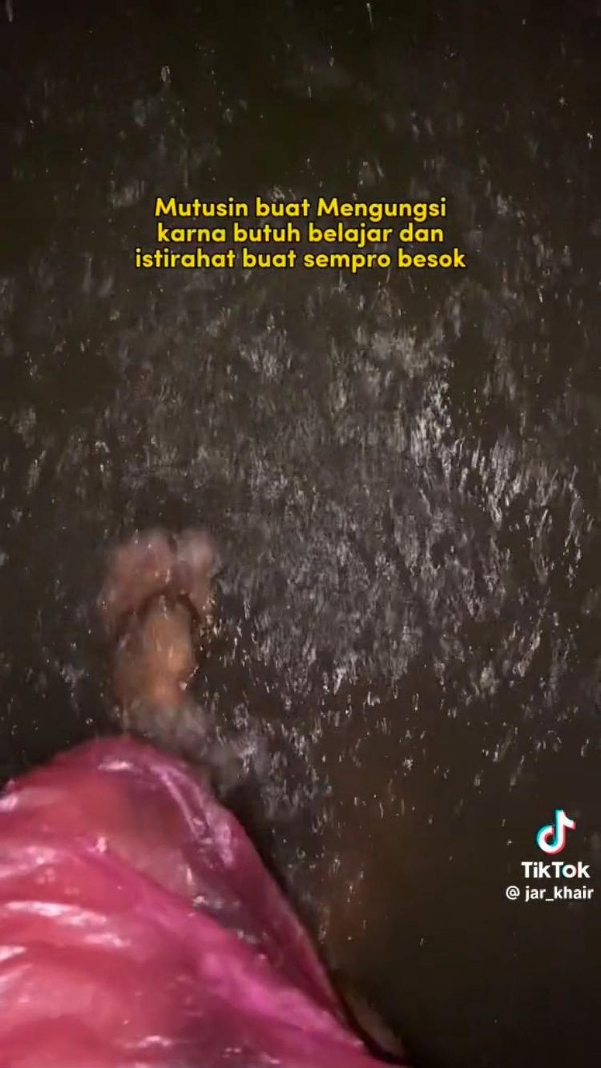 Karena air semakin tinggi, ia pun mengemasi barangnya dan memutuskan untuk mengungsi agar bisa beristirahat dan belajar untuk seminar proposal.