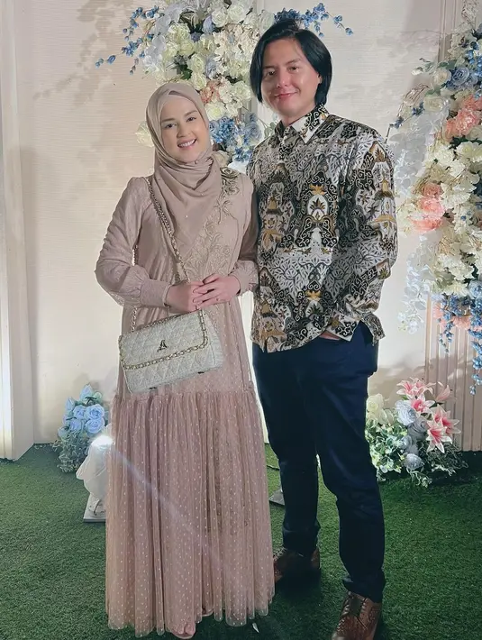 "Pas diperiksa nggak ada apa-apa. Dipegang sama enam sampai tujuh dokter, dicek khusus lambungnya, dicek sarafnya, habis itu macam-macam tulanglah, apalah, semuanya dilihatin," kata pemeran film Cinta Subuh ini. [Instagram/rogerojey]