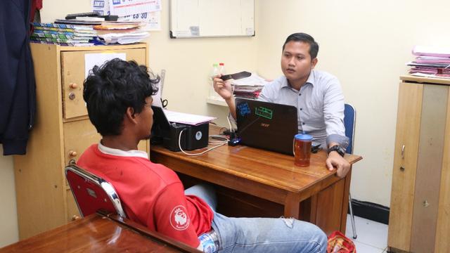 Bowo (22), tersangka penodongan polisi di Kebumen diperiksa penyidik. (Foto: Liputan6.com/Polres Kebumen/Muhamad Ridlo)