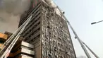 Petugas pemadam menggunakan crane mobil damkar untuk memadamkan kebakaran gedung tertua Iran, gedung Plasco, di pusat kota Teheran, Kamis (19/1). Sedikitnya 38 orang terluka akibat kebakaran di Gedung Plasco yang ikonik tersebut. (AFP PHOTO/STR)