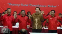 Ki-ka: Prasetyo Edi Marsudi,  Hasto Kristiyanto, Basuki Tjahaja Purnama dan Djarot Saiful Hidayat usai penandatangan kontrak politik dukungan PDIP untuk Ahok dan Djarot pada Pilgub DKI 2017, Jakarta, Selasa (20/9). (Liputan6.com/Herman Zakharia)