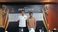 Sesi press conference Tampines Rovers FC vs DPMM FC di Hotel Papandayan, Bandung, Jumat (25/7/2026). Pelatih Tampines Rovers, Nazri Nasir (kiri) dan Muhammad Amirul Haikal (kanan). (Bola.com/Muhammad Faqih)