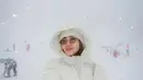 Tak kalah modis, Aaliyah Massaid tampil lebih casual namun tetap memukau. Ia juga mengenakan puffer jacket ivory yang serasi dengan Ashanty, namun menambahkan sentuhan aksesoris yang membuat penampilannya semakin modern.  [@aaliyah.massaid].