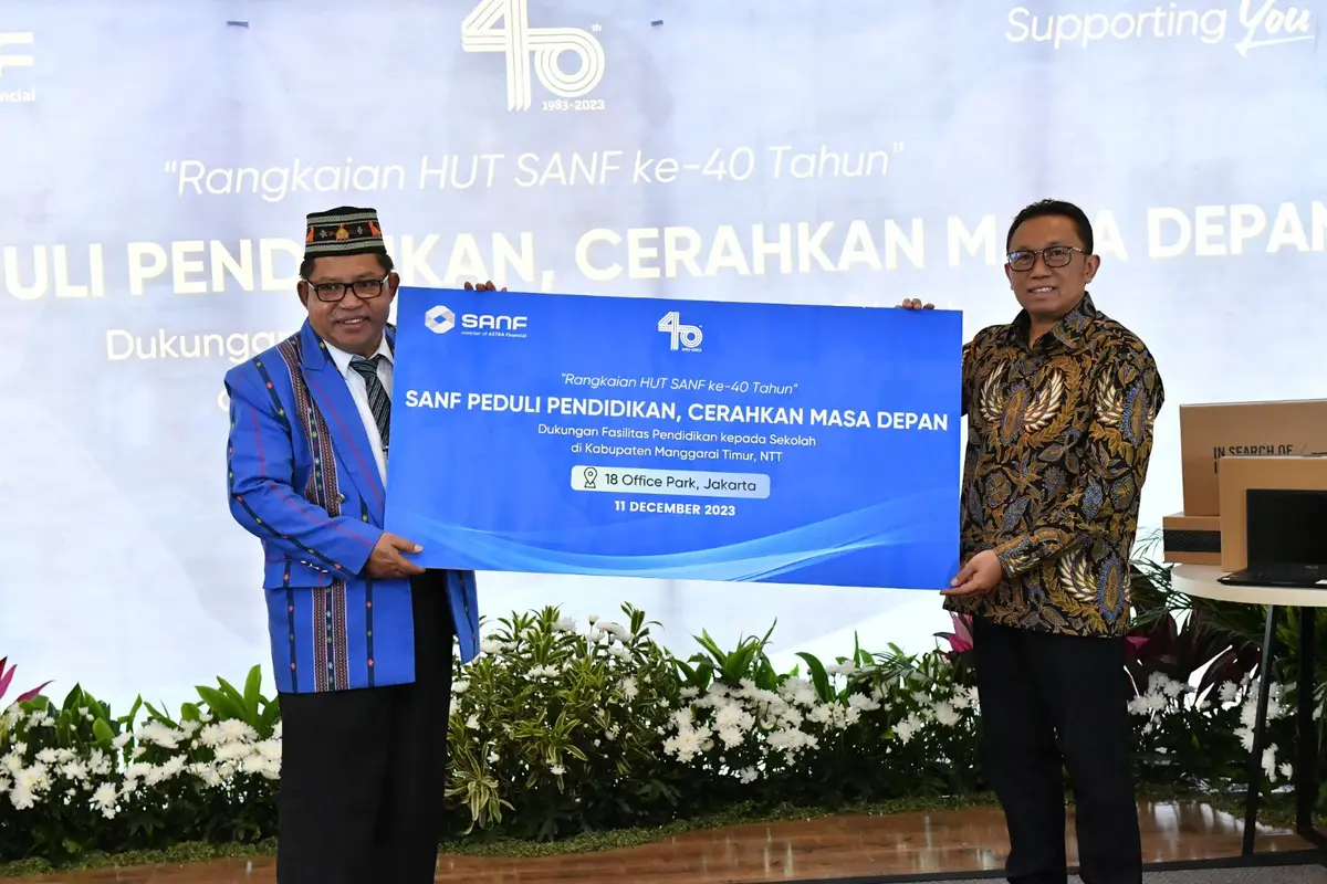 PT Surya Artha Nusantara Finance mendonasikan 30 laptop baru bagi 11 sekolah binaan Yayasan Pendidikan Astra Michael D Ruslim (YPA-MDR) di Kabupaten Manggarai Timur, Nusa Tenggara Timur. (Istimewa)