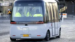 Sebuah bus Gacha tanpa supir, ditampilkan ke publik pada peluncuran perdananya di Helsinki, Finlandia, (8/3). Bus tersebut diproduksi oleh dua perusahaan Muji dan Sensible 4. (Reuters/Heikki Saukkomaa & Lehtikuva)