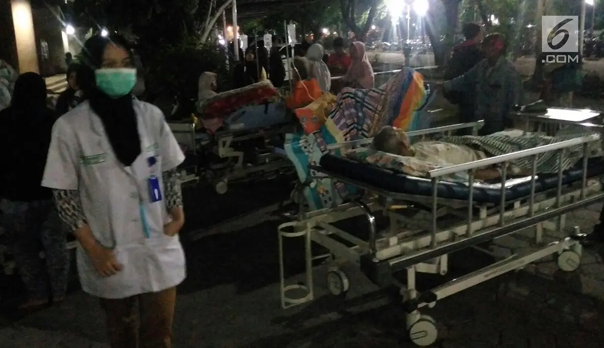 Sejumlah pasien di evakuasi keluar Rumah Sakit Siaga Medika Banyumas, Jawa Tengah, Sabtu (16/12). Gempa terjadi pukul 23.47 WIB di 8.03 Lintang Selatan, 108.04 Bujur Timur dengan kedalaman 105 km. (Liputan6.com/Pool)