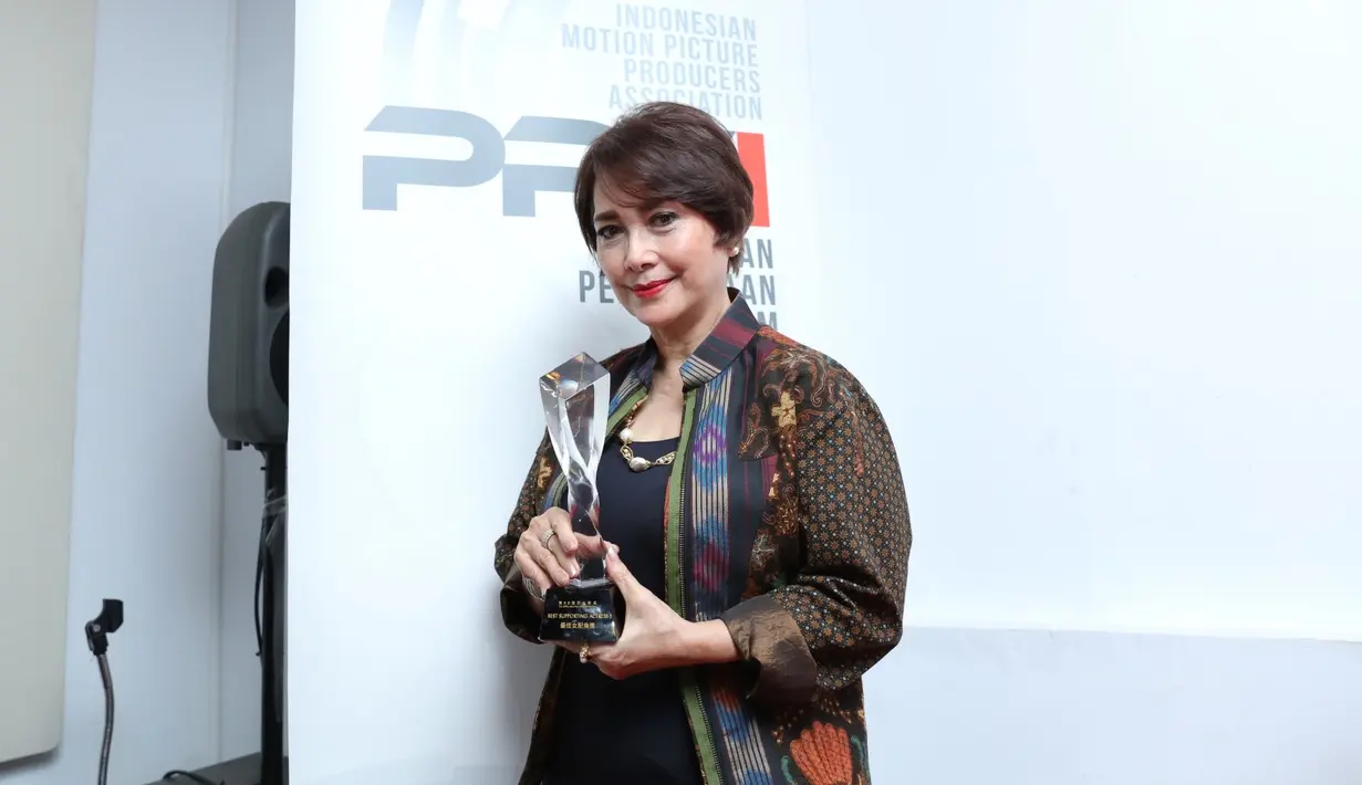 Widyawati Raih Penghargaan di Asia Pacific Film Festival (APFF) yang ke 59th. Serah terima penghargaan di Pusat Perfilman Haji Usmar Ismail, Kuningan, Jakarta Selatan, Kamis (16/1/2020). (Daniel Kampua/Fimela.com)