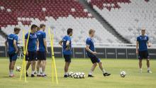 Para pemain Islandia mengontrol bola saat latihan di SUGBK, Jakarta, Sabtu (13/1/2018). Islandia menggelar latihan resmi jelang laga persahabatan melawan Indonesia. (Bola.com/Vitalis Yogi Trisna)