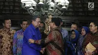 Ketua Umum Partai Demokrat Susilo Bambang Yudhoyono dan Ketum Partai Gerindra Prabowo Subianto berjabat tangan usai memberikan keterangan pers di Kediaman SBY di Cikeas, Bogor, Kamis (27/7). (Liputan6.com/Herman Zakharia)
