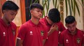 Reaksi kecewa pemain Timnas Indonesia U-20, Hokky Caraka (tengah kiri) bersama rekan-rekannya setelah FIFA membatalkan Indonesia sebagai tuan rumah Piala Dunia U-20 2023 pada Rabu (29/03/2023) malam WIB. (Dok. PSSI)