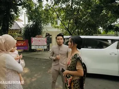 Tak lama setelah datang, Thariq pun langsung mengenalkan Fuji kepada sang tante. Baru pertama kali, Fuji pun terlihat sedikit canggung. (Youtube.com/Thariq Halilintar)