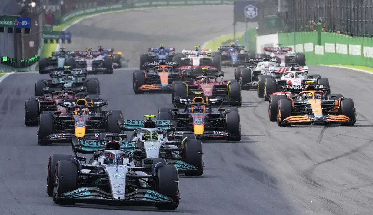 Russell mengawali balapan dengan sangat baik dari pole position, diikuti rekan setimnya Lewis Hamilton di posisi kedua dan Max Verstappen di posisi ketiga. (AP/Andre Penner)