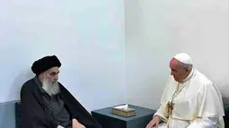 Foto yang dirilis Kantor Grand Ayatollah Ali al-Sistani menunjukkan pertemuan Paus Fransiskus dan ulama Syiah Ayatollah Ali al-Sistani di Najaf, Irak, Sabtu (6/3/2021).  Kedatangan Paus Fransiskus ke Najaf adalah untuk mengirimkan pesan agar hidup berdampingan secara damai. (AP Photo/HO)