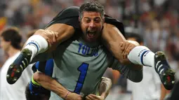 Selama 9 musim berseragam Inter Milan, Francesco Toldo yang didatangkan dari Fiorentina tercatat hanya menjadi pilihan utama dalam 4 musim pertamanya, mulai 2001/2002 hingga 2004/2005. Sejak awal musim 2005/2006 hingga memutuskan pensiun pada 2009/2010, ia harus rela menjadi pelapis Julio Cesar yang baru didatangkan dari Flamengo. Hingga pensiun pada Juli 2010, Francesco Toldo total bermain dalam 234 laga di semua ajang bareng Inter Milan, dengan raihan 5 trofi Serie A, 3 Coppa Italia, 3 Supercoppa Italiana dan 1 trofi Liga Champions. (AFP/Christophe Simon)