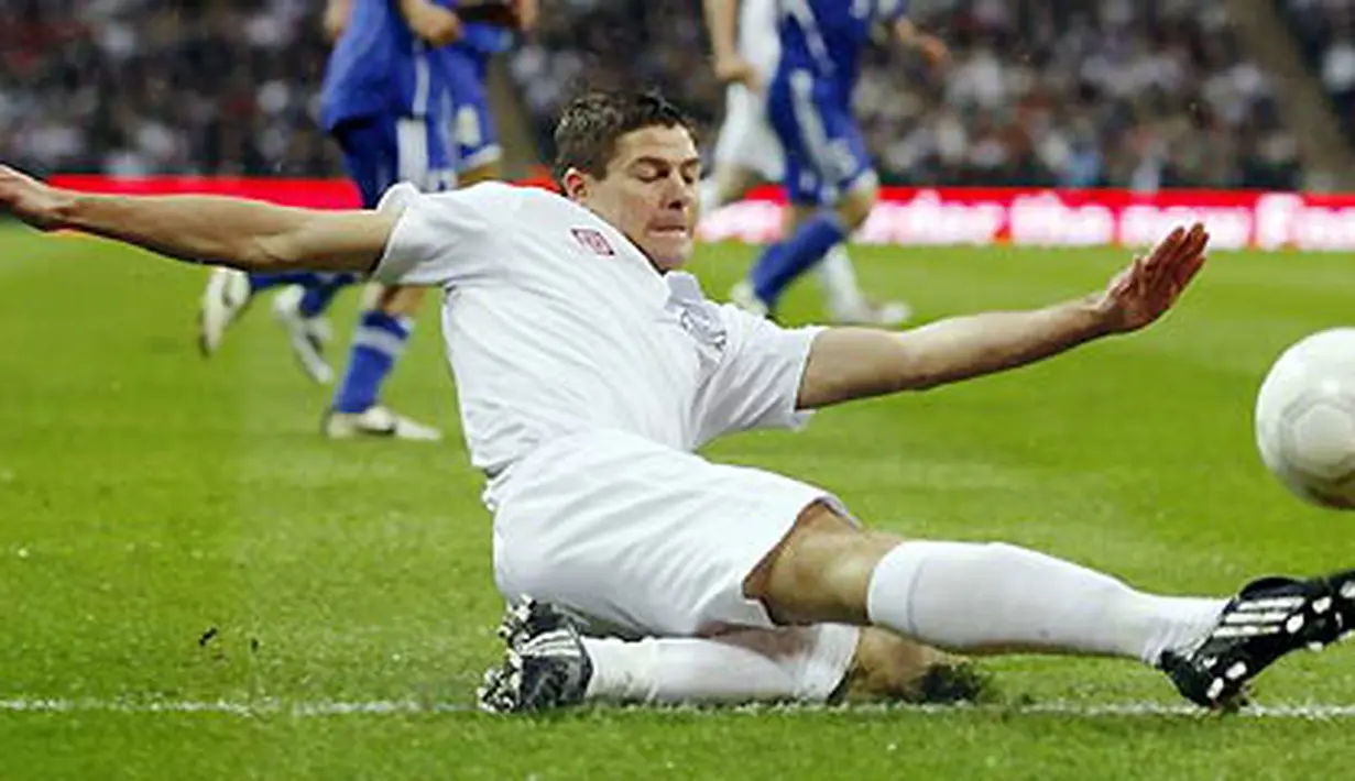 Aksi gelandang Inggris, Steven Gerrard dalam pertandingan persahabatan internasional kontra Slovakia di Wembley Stadium, London, 28 Maret 2009. AFP PHOTO/Glyn Kirk