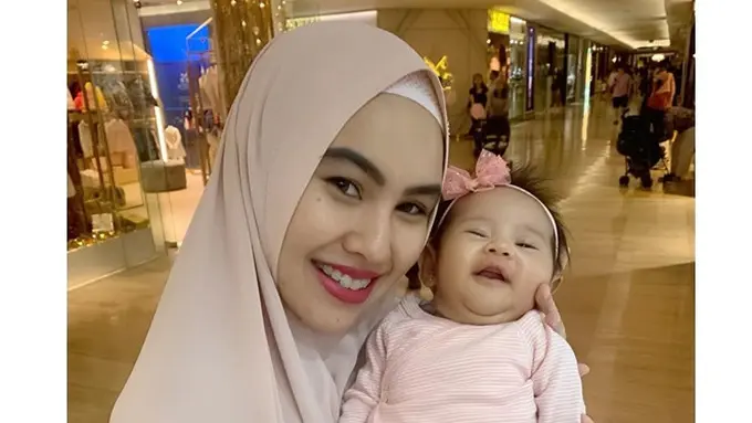 Ajak Bayinya Umrah, Ini 5 Momen Kartika Putri Asuh Buah Hati