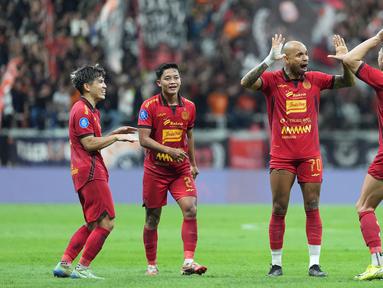 Pemain Persija Jakarta merayakan gol yang dicetak oleh Marko Simic (kanan) pada laga lanjutan BRI Liga 1 2024/2025 melawan Persita Tangerang di Jakarta International Stadium (JIS), Jakarta Utara, Minggu (19/01/2025). (Dok. Persija)