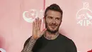 Mantan bintang sepak bola Inggris David Beckham melambaikan tangan kepada fans saat acara AIA Sepak Bola untuk Negeri di Jakarta, Minggu (25/3). Kegiatan David dan AIA membagikan 10 ribu bola untuk akademi sepak bola. (Liputan6.com/Herman Zakharia)