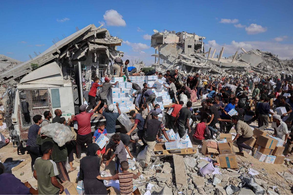 FOTO: Di Tengah Gencatan Senjata, Warga Gaza Berebut Bantuan Bahan Makanan untuk Bertahan Hidup
