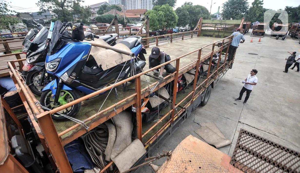 <p>Petugas menaikkan sepeda motor milik peserta mudik gratis ke atas truk di Terminal Pulo Gadung, Jakarta, Selasa (26/4/2022). Mudik gratis digelar untuk tujuan ke 17 kota dan kabupaten di Jawa dan Sumatera. (merdeka.com/Iqbal S. Nugroho)</p>