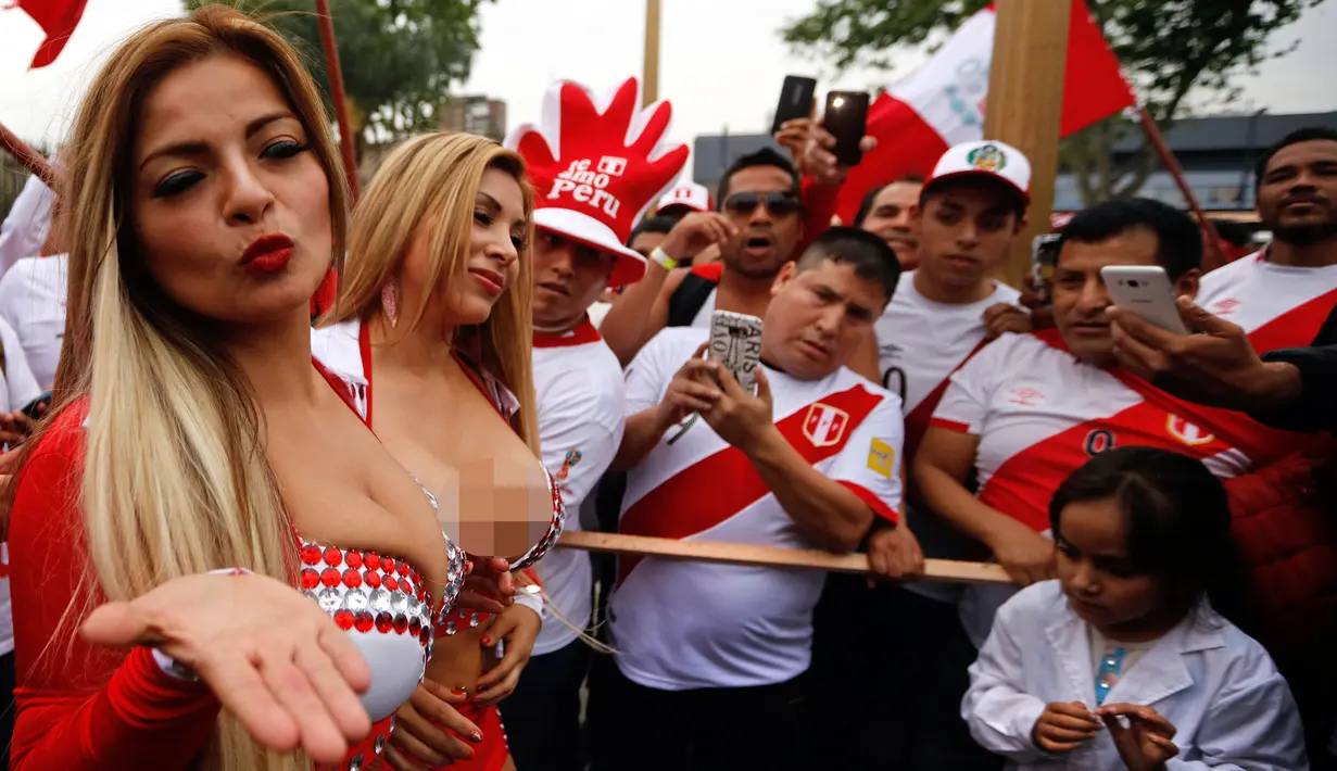 Dua wanita pendukung timnas Peru berfoto jelang pertandingan kualifikasi Piala Dunia 2018 melawan Argentina di alun-alun Miserere di Buenos Aires (4/10). Kehadiran dua wanita seksi ini meramaikan suasana jelang pertandingan. (AFP Photo/Emiliano Lasalvia)