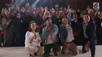 Pemeran film Milly & Mamet berfoto bersama peserta EGTC 2018 usai memberi keterangan di Graha Sanusi Hardjadinata, Universitas Padjajdaran, Bandung, Kamis (6/12). Mereka bercerita seputar proses pembuatan film tersebut. (Liputan6.com/Helmi Fithriansyah)