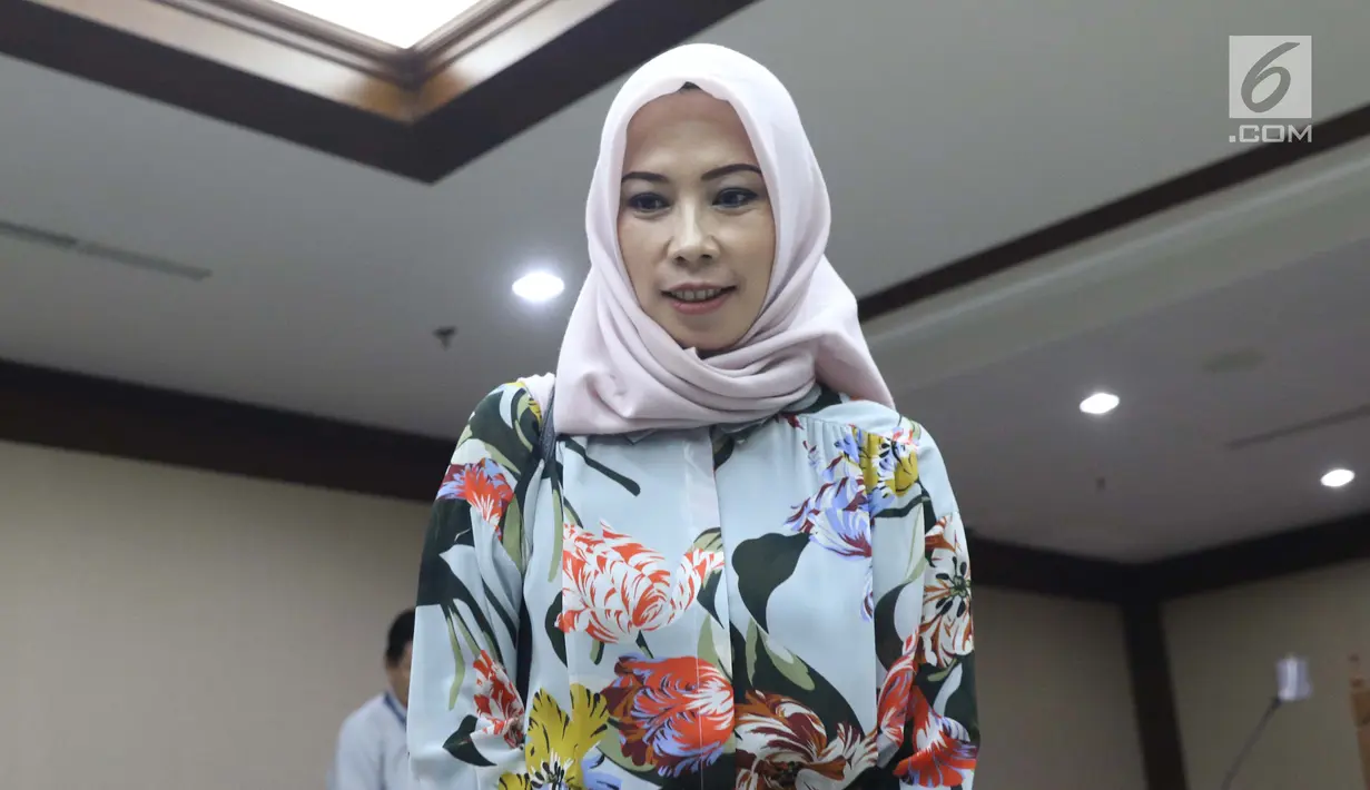 Terdakwa dugaan suap terhadap mantan anggota DPR dari Fraksi Golkar Bowo Sidik Pangarso yang juga Marketing Manager PT HTK, Asty Winasti usai sidang pembacaan tuntutan di Pengadilan Tipikor, Jakarta, Rabu (7/8/2019). Asty dituntut 2 tahun penjara, denda Rp 100 juta. (Liputan6.com/Helmi Fithriansyah)