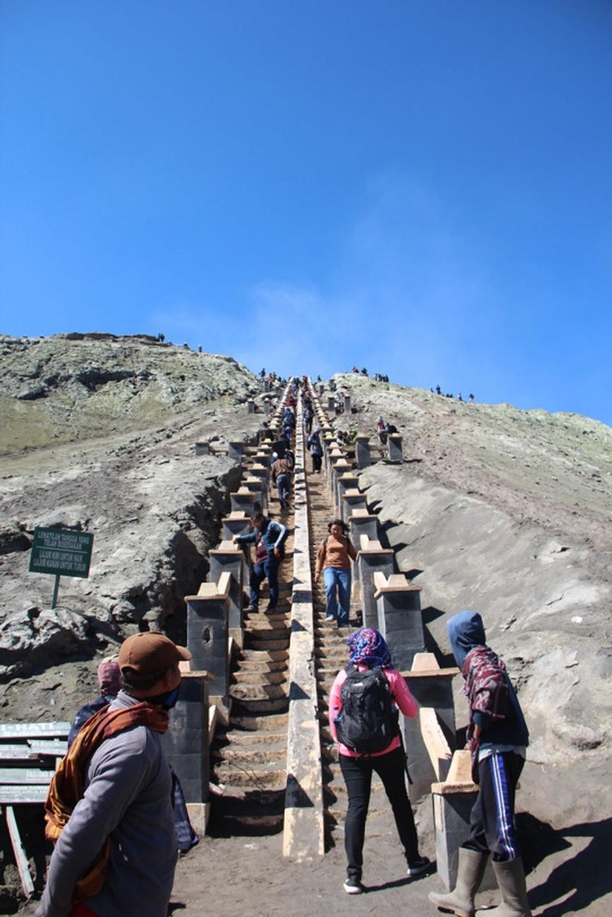 Melihat pesona kawah Gunung Bromo lebih dekat