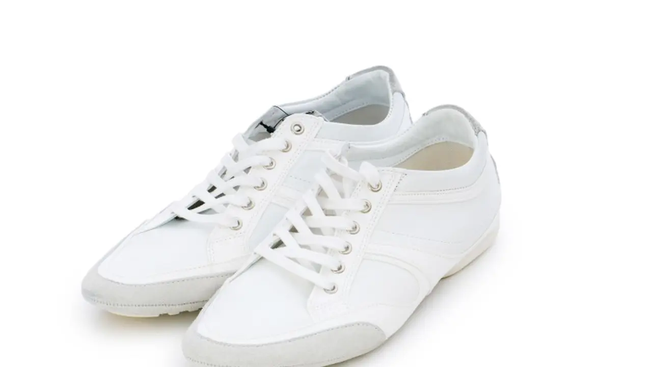 sepatu putih