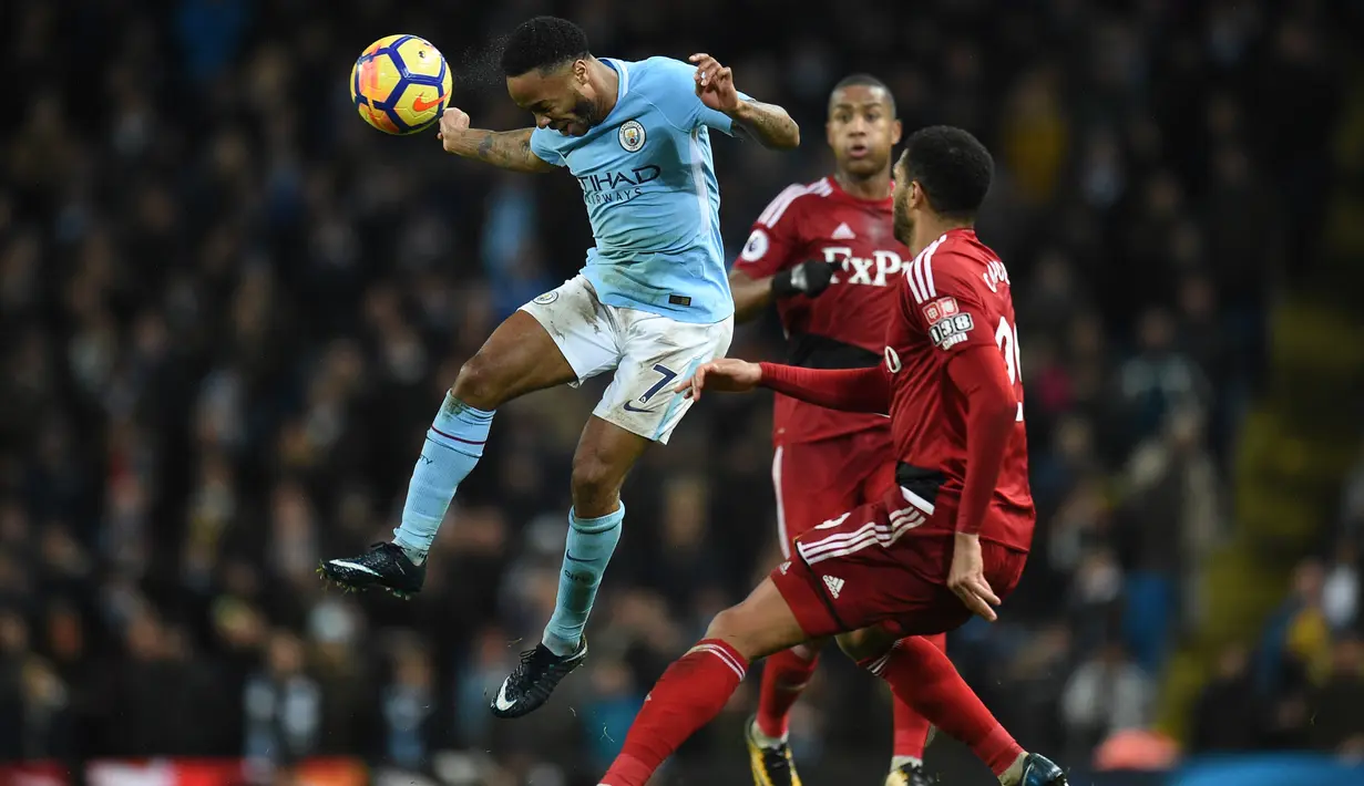 Aksi pemain Manchester City, Raheem Sterling (kiri) saat menyundul bola dari kepungan pemain Watford pada lanjutan Premier League di Etihad stadium, Manchester, (2/1/2018).  City menang 3-1. (AFP/ Oli Scarff)