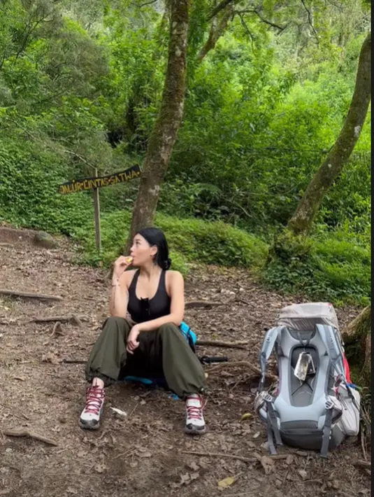 Ia tampil sporty dengan sport bra dan celana kargo khusus pendakian [@wendywalters]