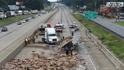 Sebuah truk pembawa pizza beku kehilangan kendali setelah melintasi jembatan di Jalan Raya Arkansas, Amerika Serikat, 9 Agustus 2017. Truk itu pun terbalik dan membuat pizza beku berserakan di jalanan. (Arkansas Department of Transportation via AP)