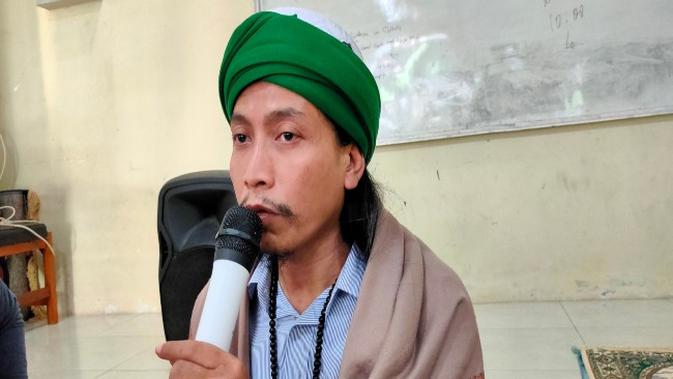Salah seorang Kiyai sesepuh Benda Kerep Kota Cirebon Muhtadi Mubarok Soleh mengaku mendapat amanah untuk menyampaikan prosesi penobatan Sultan. Foto (Liputan6.com / Panji Prayitno)