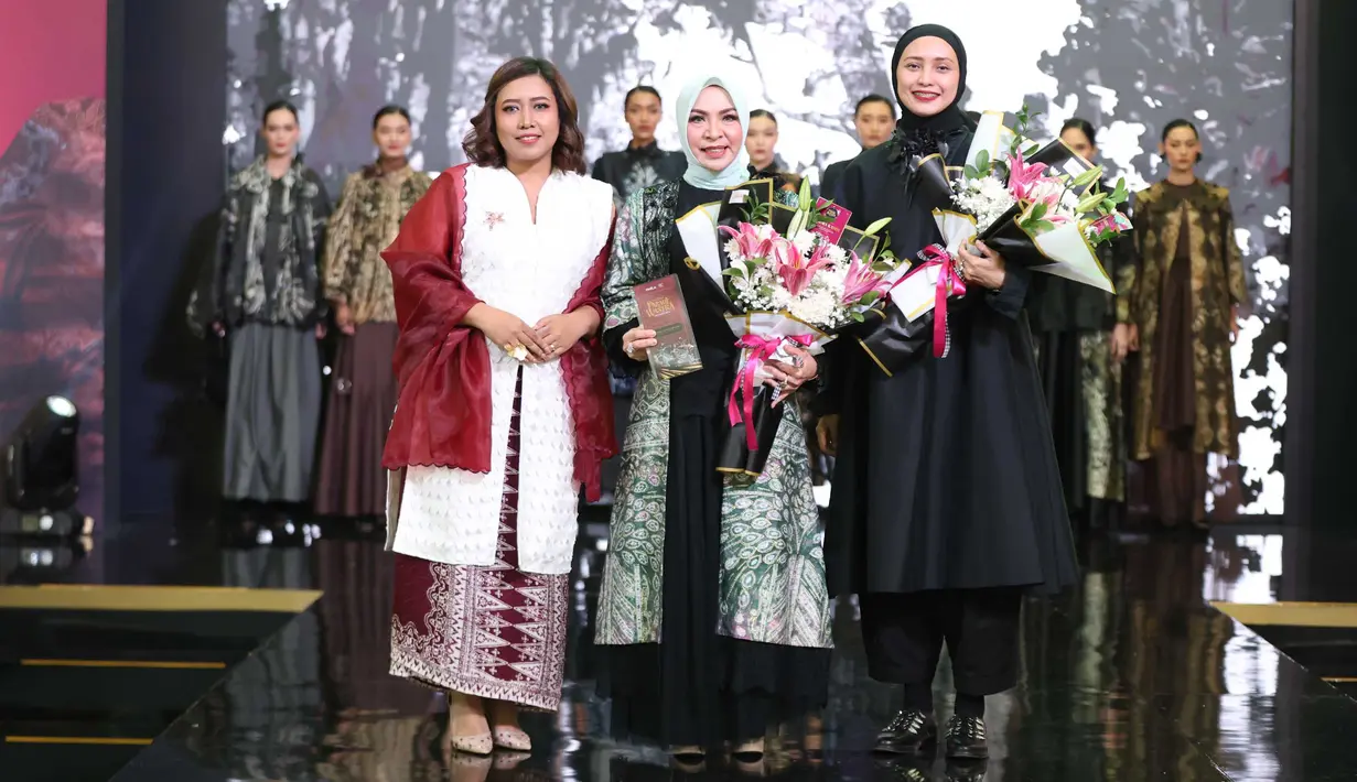 Tahun ini, Parade Wastra Nusantara tidak hanya menampilkan pagelaran busana dari berbagai daerah, tapi juga menghadirkan kompetisi tahunan Tata Wastra, Cerita Wastra, serta acara musik "Harmoni Wastra." (KapanLagi.com/Budy Santoso)