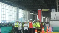 Presiden Jokowi meninjau  progres pembangunan bandara Internasional Yogyakarta di Kulon Progo. (Liputan6.com/Lizsa Egeham)