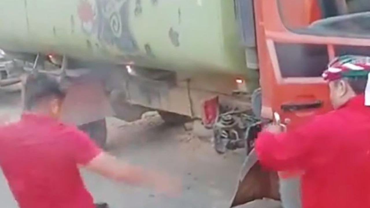 "Saya sangat-sangat minta maaf. Kepada masyarakat. Tapi kejadian itu," kata Bupati FX Yapan, Kamis (21/12).