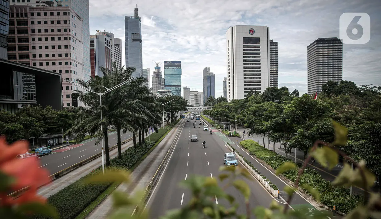 Sejumlah kendaraan melintas di kawasan Jalan Sudirman, Jakarta, Senin (14/2/2021). Penurunan berdasarkan  data yang dirilis lembaga pemeringkat kemacetan kota dunia, Tomtom International BV. (Liputan6.com/Faizal Fanani)