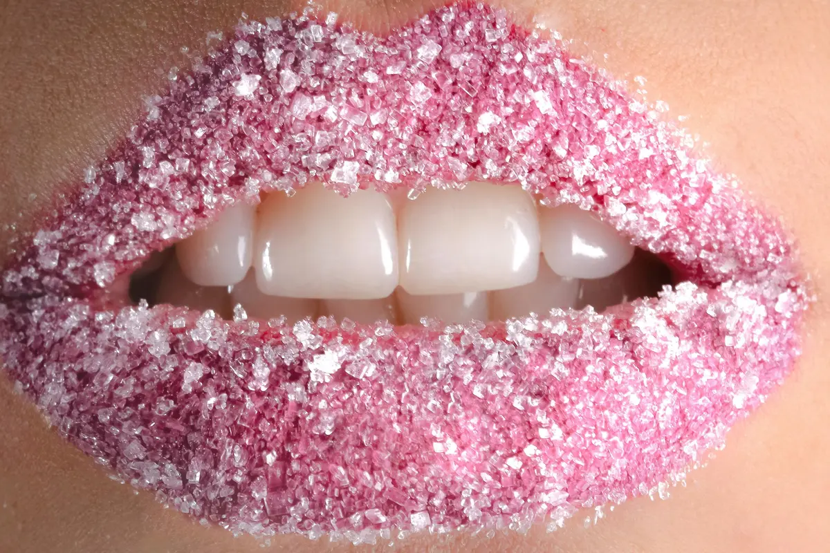 Ilustrasi Madu dan Gula pada Bibir//copyright pexels/Rodolfo Clix