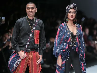 Musisi Rayi RAN dan Marion Jola mengenakan busana rancangan Anne Avantie yang bertajuk Badai Pasti Berlalu pada perhelatan Jakarta Fashion Week 2019 di Senayan City, Selasa (23/10). (Liputan6.com/Faizal Fanani)