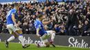 Bek tengah Everton, James Tarkowski melakukan selebrasi setelah mencetak gol ke gawang Arsenal dalam laga pekan ke-22 Liga Inggris 2022/2023 di Goodison Park, Liverpool, Sabtu (4/2/2023) malam WIB. (AP Photo/Jon Super)