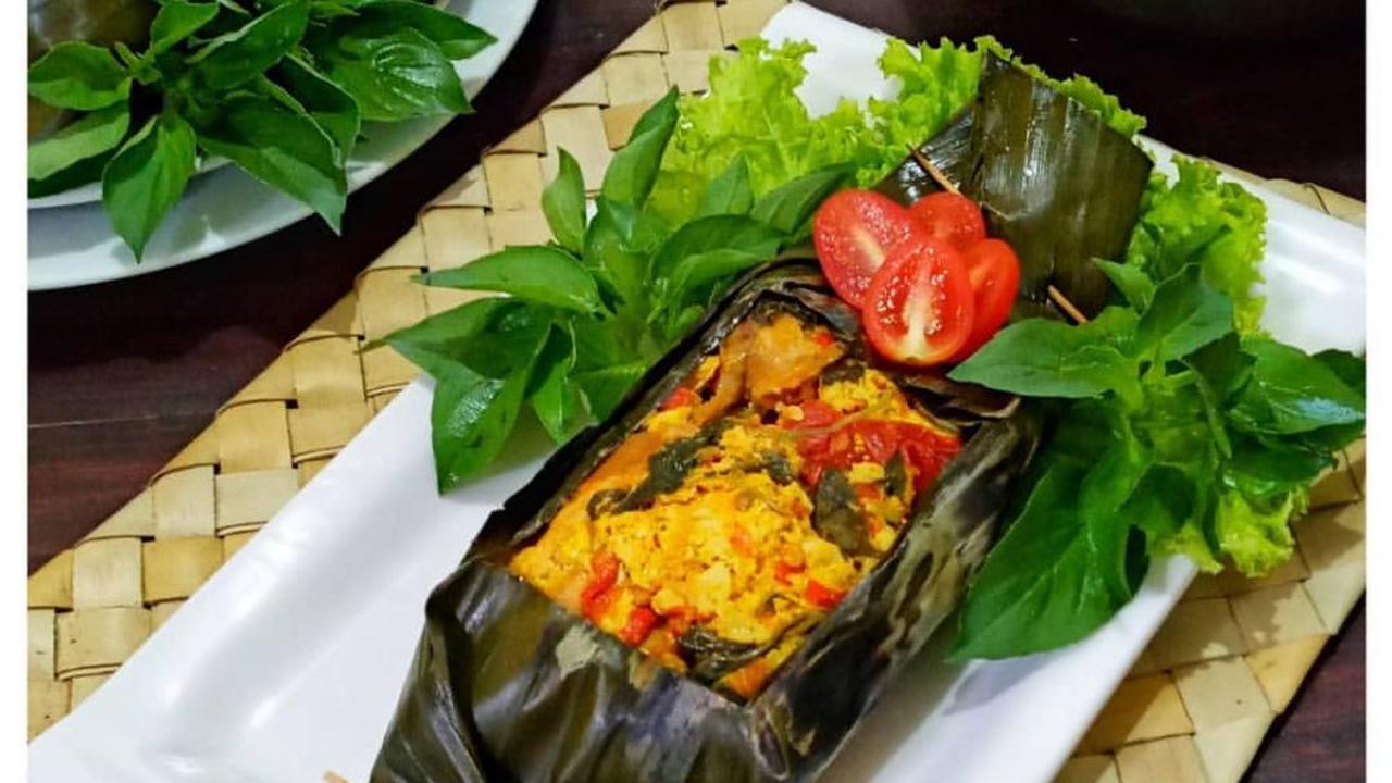 Sepiring pepes ayam tahu daun kemangi