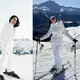Di awal tahun 2026, Shandy Aulia dan Nia Ramadhani sama-sama tampil kompak mengenakan busana serba putih saat bermain ski.