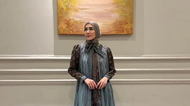 5 Model Dress Kondangan Hijab ala Selebriti Tanah Air, Anggun dan Mewah