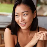 Ilustrasi Model Rambut Wanita Korea untuk Wajah Bulat (credit: wayhomestudio/freepik)