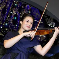 Demi bisa mendalami peran Keira dalam film Ayat Ayat Cinta 2, pemeran Chelsea Islan dituntut piawai bermain biola.  Demi peran tersebut, Chelsea rela belajar sehari lima jam dalam waktu satu bulan. (Adrian Putra/Bintang.com)