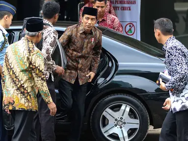 Presiden Joko Widodo tiba di Kantor Pimpinan Pusat Muhammadiyah, Jakarta, Selasa (8/11). Kunjungan Presiden Jokowi ke PP Muhammadiyah ini masih dalam rangka melakukan konsolidasi atau dialog dengan ormas Islam. (Liputan6.com/Faizal Fanani)