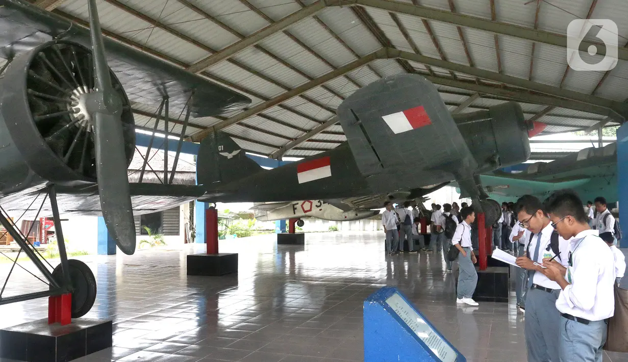 Sejumlah siswa dari Bekasi  mengunjungi Museum Satria Mandala pada peringatan Hari Pahlawan, Kamis, Jakarta (10/11/2022). Museum sejarah perjuangan Tentara Nasional Indonesia ini menjadi alternatif kunjungan untuk mengedukasi siswa sekolah nilai-nilai kepahlawanan  pada peringatan Hari Pahlawan Nasional  10 November. (merdeka.com/Arie Basuki)