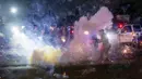 Sejumlah laporan menyebut, agen-agen federal bentrok dengan massa yang marah di pinggiran kota Los Angeles ketika protes meluas hingga malam kedua pada hari Sabtu (7/6/2025). Pengunjuk rasa menembakkan granat flash-bang dan menutup sebagian jalan bebas hambatan di tengah-tengah penggerebekan terhadap para migran tidak berdokumen. (RINGO CHIU/AFP)